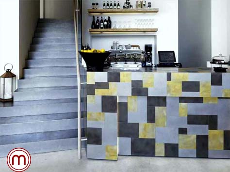 Rivestimento bancone per un ristorante milanese, formato da un patchwork in vari metalli martellati a mano