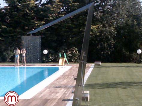 Doccia esterna in acciaio per piscina