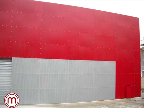 Facciata per un locale pubblico in lameria verniciata rossa, con viteria a vista e grecata a onde