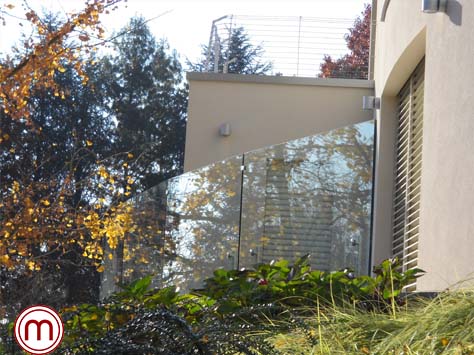 Parapetto per balcone in vetro cn bracci in acciaio