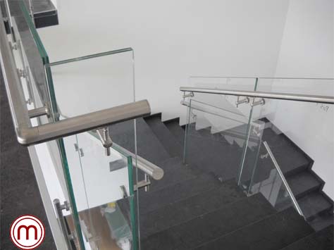 Scala con struttura gradini in ferro verniciato parapetto in vetro e Acciaio Inox