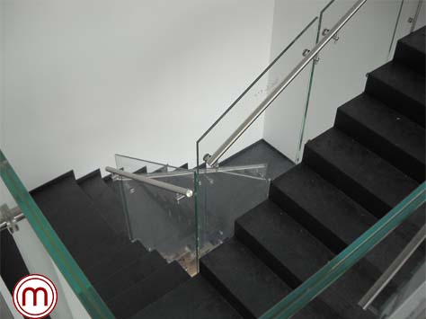 Scala con struttura gradini in ferro verniciato parapetto in vetro e Acciaio Inox