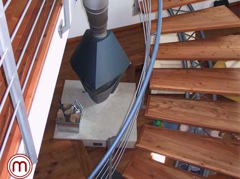 Scala con telaio a traliccio in ferro e pedata in legno